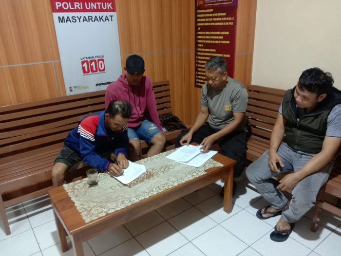 
 Personil Jaga Polsek Ulaweng Bantu Warga Selesaikan Permasalahan Secara Damai