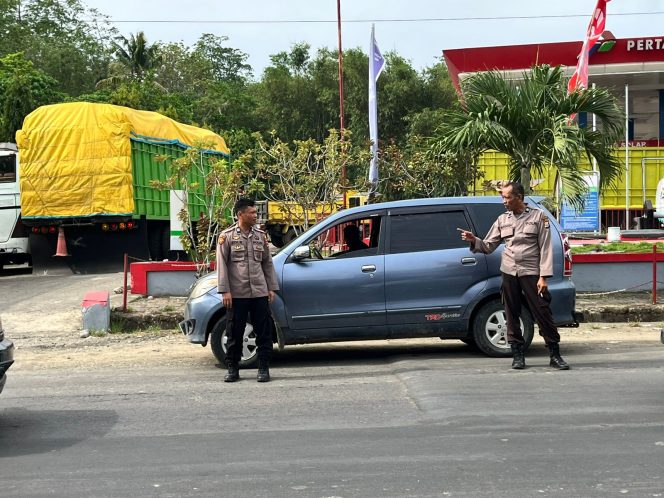 
 Personel Polsek Ulaweng Tetap Lakukan Pengaturan di SPBU Meski Pembeli Tak Lagi Membludak