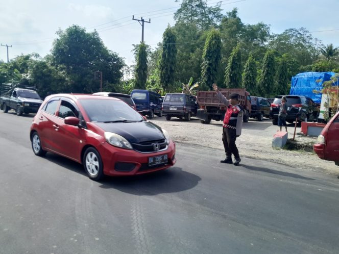 
 Panic Buying, Kanit Samapta dan Personel Polsek Ulaweng Lakukan Pengaturan di Depan SPBU Pertamina