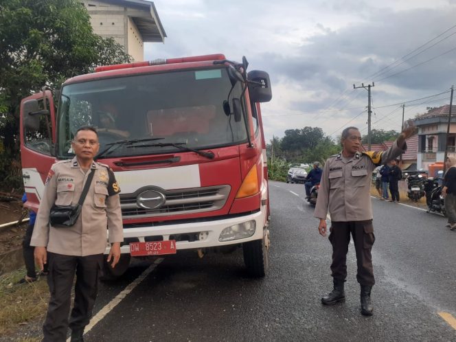 
 Dengan Sigap, Personil Polsek Ulaweng Datangi TKP Kebakaran Rumah