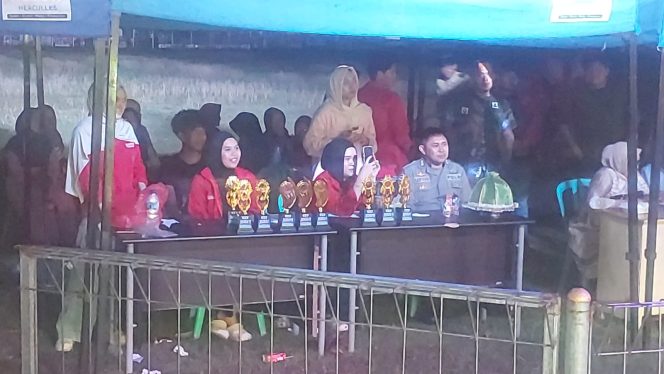 
 Polsek Awangpone Pengamanan Penutupan Pentas Seni Mahasiswa di Desa Unra