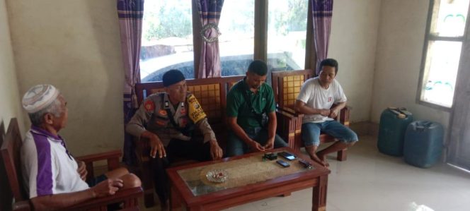 
 ‎Bhabinkamtibmas Aiptu Arifuddin Lakukan Koordinasi dengan Tokoh Masyarakat Guna Tingkatkan Kamtibmas