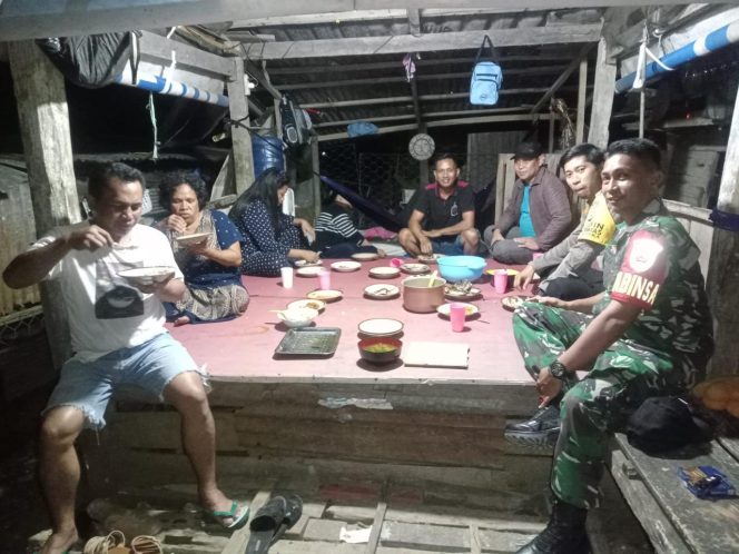 
 ‎Sinergi TNI-Polri dalam Menjaga Kamtibmas, Terlihat Saat Sambangi Pos Kamling