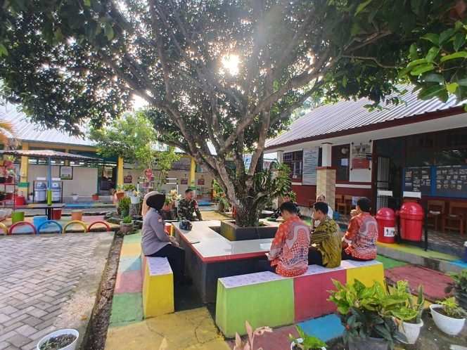 
 ‎Bhabinkamtibmas dan Bhabinsa Lakukan Kunjungan ke Sekolah, Wujudkan Pelayanan Maksimal kepada Masyarakat