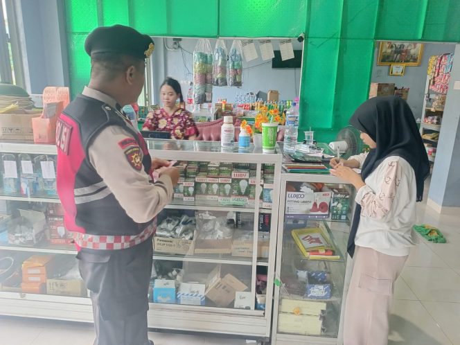 
 ‎Kanit Patroli Polsek Palakka Aiptu Herman Sambangi Warga, Ingatkan Pentingnya Menjaga Kamtibmas  ‎