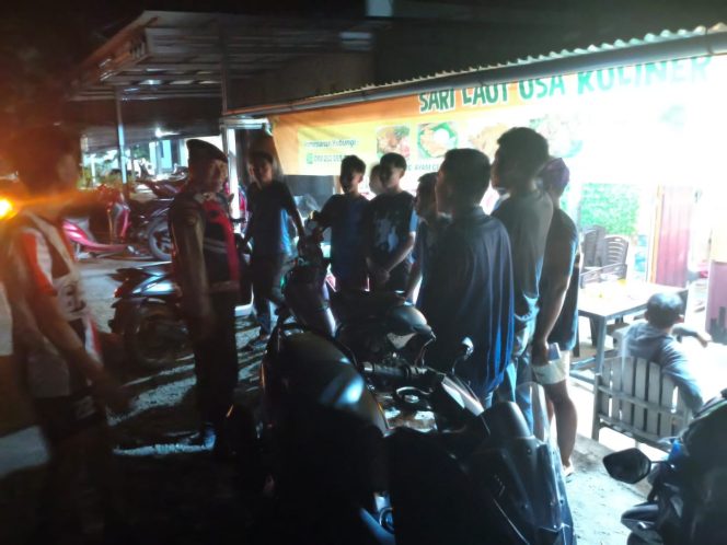 
 ‎Antisipasi Kenakalan Remaja, Kanit Patroli Berikan Himbauan Kepada Pemuda Saat Patroli