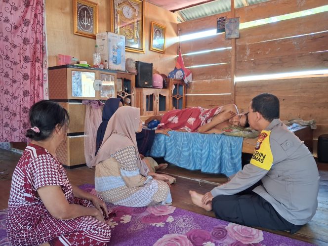 
 Peduli Sesama, Bhabinkamtibmas Polsek Ajangale Jenguk Warga Binaan yang Sakit