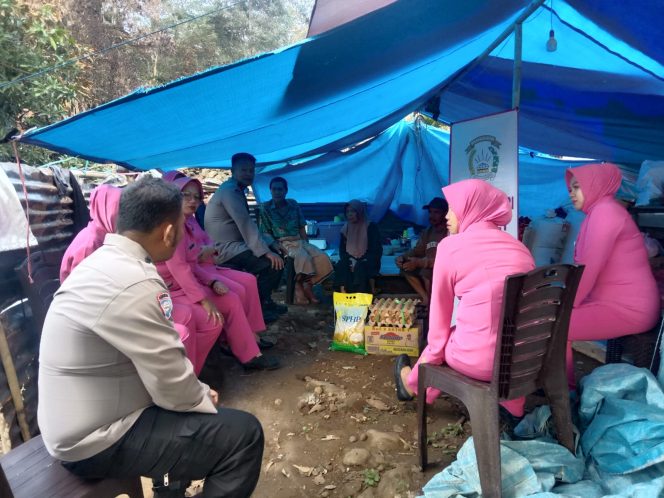 
 Kapolsek dan Ketua Bhayangkari Ranting Ulaweng Salurkan Bantuan Sosial untuk Korban Kebakaran