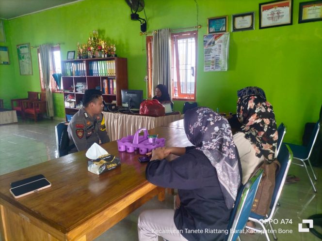 
 ‎Jalin Komunikasi yang Baik, Bhabinkamtibmas Bripka Armansyah Sambangi Kantor Desa Maduri  ‎