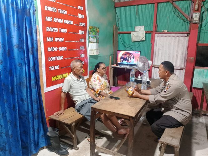 
 Sambangi Pemilik Warung, Bhabinkamtibmas Polsek Ajangale Sampaikan Pesan Kamtibmas