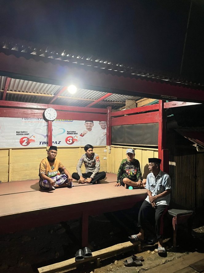 
 ‎Pastikan Kamtibmas Tetap Kondusif, Bhabinkamtibmas Aktif Sambangi Pos Kamling