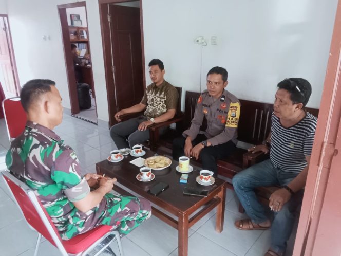 
 ‎Dengan pendekatan humanis, kehadiran TNI-Polri disambut hangat oleh para tokoh masyarakat