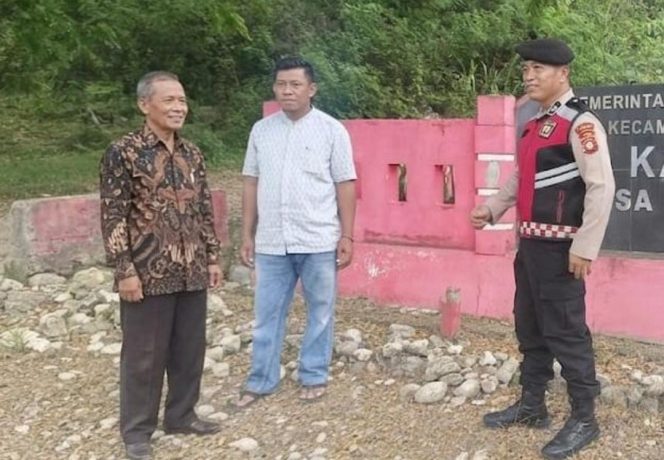 
 Kanit Patroli Aiptu Herman Sambangi Kantor Desa Cinennung, Sampaikan Himbauan Kamtibmas