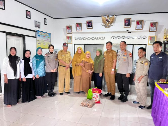 
 Kapolsek Awangpone Hadiri Penyaluran Bantuan Gizi untuk Stunting dan Ibu Hamil di Desa Cumpiga