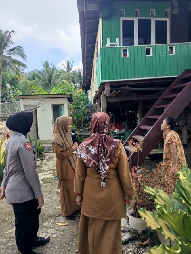 
 Bhabinkamtibmas Brigpol Elvira Sari Lakukan Pendampingan Tim Kesehatan Cek Lingkungan Asri