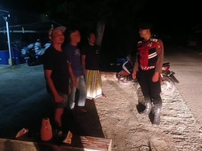 
 ‎Pantau Situasi Kamtibmas, Kanit Samapta Polsek Cenrana Pimpin Patroli Malam.