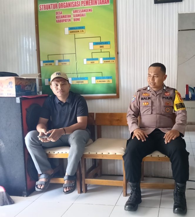 
 Bhabinkamtibmas Sambangi Kantor Desa Ajak Perangkat Desa Bekerjasama Jaga Kamtibmas