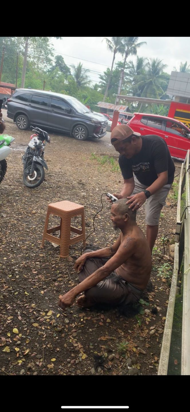 
 Aksi Kemanusiaan di Bengo: Kanit Intel Polsek Bengo Cukur Rambut ODGJ dan Beri Pakaian Layak