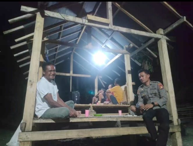 
 Bhabinkamtibmas Polsek Ajangale Sambang Pos Ronda di Desa Binaan