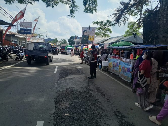 
 Kanit samapta Polsek Ulaweng Rutin Lakukan Pengaturan di Pasar Tradisional Tacipi