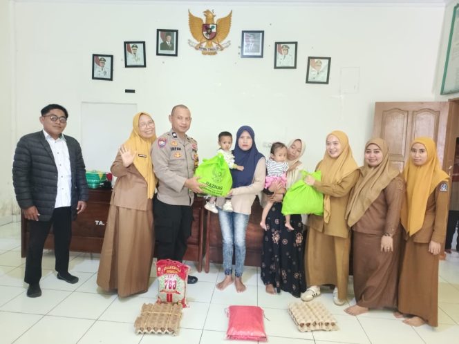 
 Polsek Awangpone Hadiri Penyaluran Bantuan Gizi untuk Stunting dan Ibu Hamil di Desa Unra