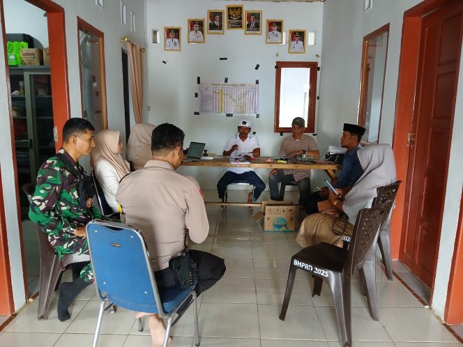 
 Bhabinkamtibmas Polsek Ponre melakukan koordinasi dengan panitia PAW desa salebba tentang batas penetapan calon kades antar waktu