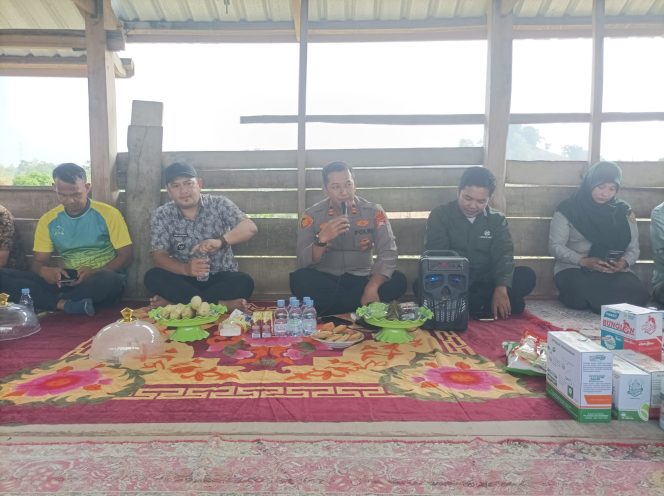 
 ‎Kapolsek Palakka Hadiri Demonstrasi Penggunaan Drone Penyemprotan Hama Jagung di Desa Ureng  ‎