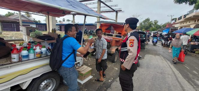 
 Polsek Ajangale Intensifkan Patroli dan Pengaturan Lalu Lintas di Pasar Tradisional Desa Welado