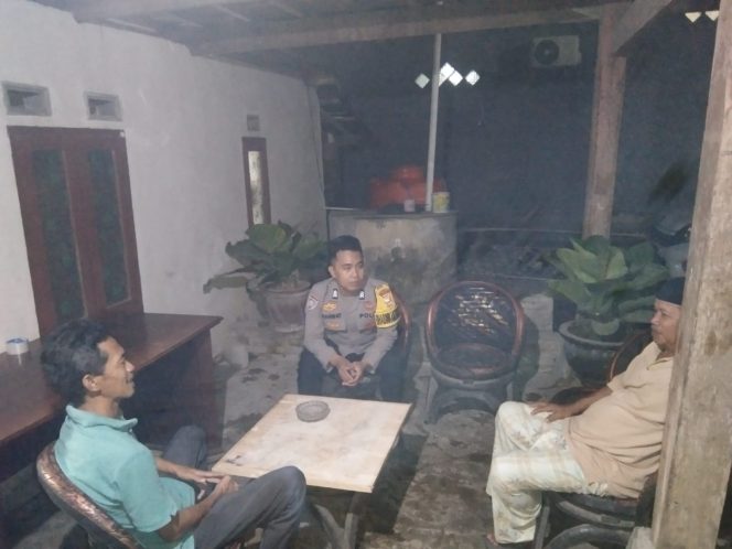 
 Bhabinkamtibmas Polsek Ajangale Sambangi Warga, Pererat Sinergi Jaga Kamtibmas