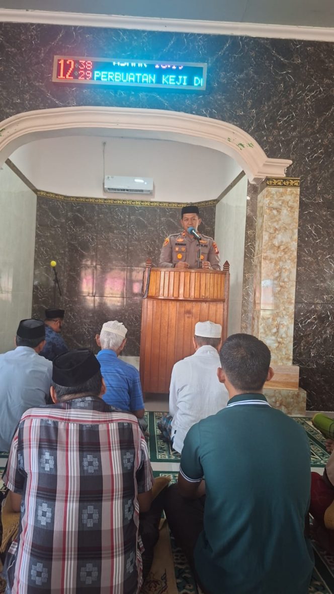 
 ‎Kapolsek Palakka Laksanakan Sholat Jumat Berjamaah Bersama Warga di Masjid Nurul Huda Desa Bainang  ‎
