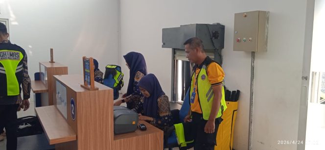 
 Polsek Awangpone Pantau Kedatangan dan Keberangkatan Pesawat ATR Fly Jaya di Bandara Arung Palakka Bone