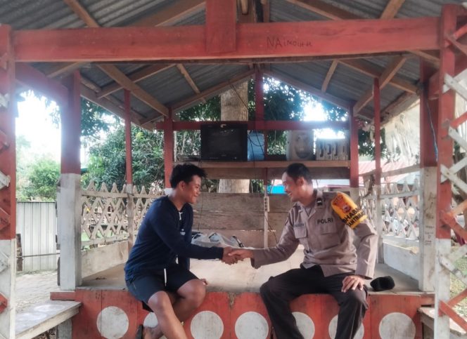 
 ‎Bhabinkamtibmas Polsek Cenrana Lakukan Pembinaan Satkamling Di Desa Panyiwi