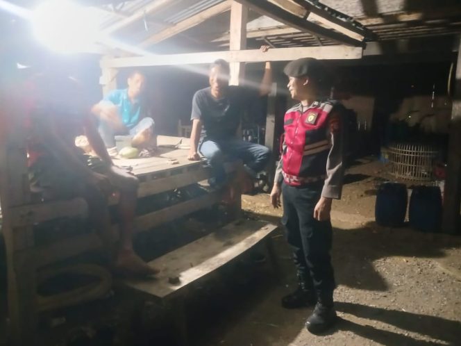 
 ‎Patroli Malam Hari, Unit Samapta Polsek Cenrana Sambangi Pos Satkamling