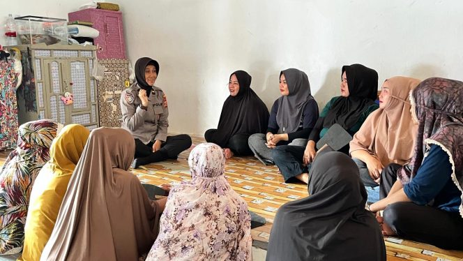 
 Kanit Binkamsa Sat Binmas Polres Bone Berikan Siraman Rohani dan Motivasi kepada Tahanan Wanita di Lapas Kelas IIA Watampone