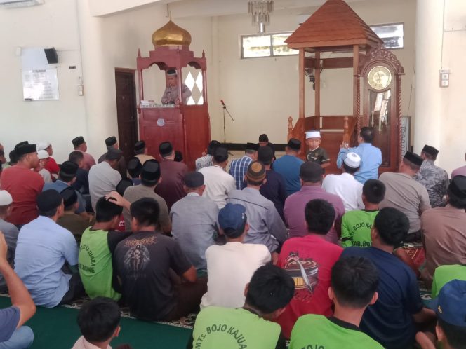 
 Pererat Silaturahmi, Kapolsek kajuara Beri Kultum dan Pesan Kamtibmas di Masjid Al-Amin Pude