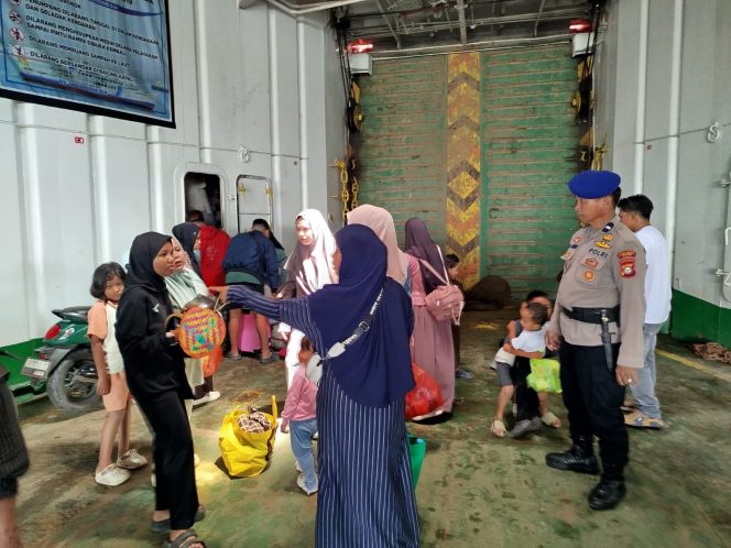 
 Personel piket Satpolairud Polres Bone Lakukan Pengamanan Dan Pengawasan Penyeberangan Ferry