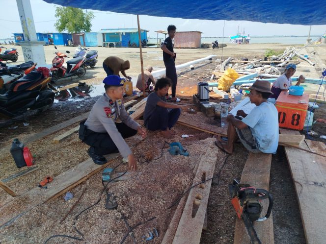
 Selipkan Himbauan Kamtibmas Perairan, Saat Personil Satpolairud Polres Bone Sambangi Nelayan Di PPI Lonrae