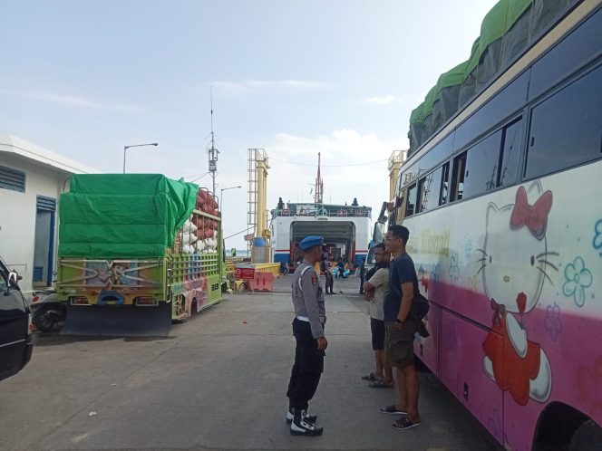 
 Bersama Karyawan Kapal, Pastikan Seluruh Kendaraan Sesuai Prosedur Penyeberangan