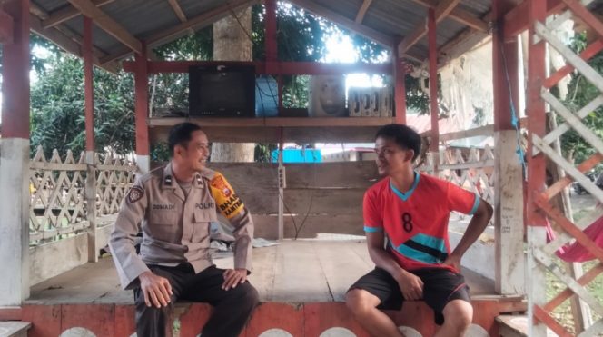 
 ‎Patroli Di Desa Binaannya, Bhabinkamtibmas Polsek Cenrana Berdialog Dengan Warga