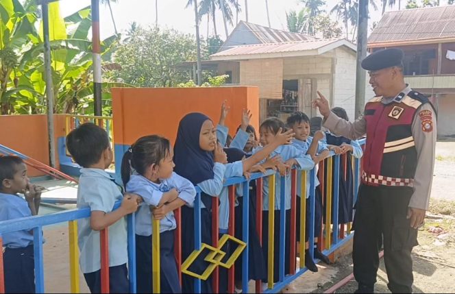 
 ‎Polisi Sahabat Anak, Kanit Patroli Hadir dengan Kepedulian Berikan Rasa Aman dan Semangat Bagi Penerus Bangsa  ‎