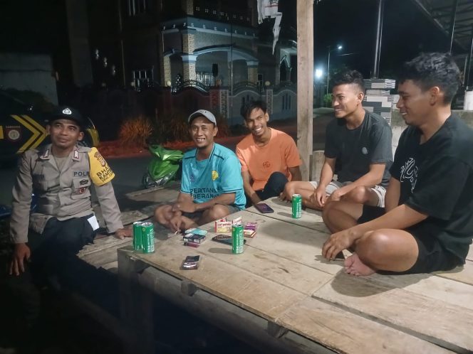 
 ‎Patroli Malam, Anggota Polsek Cenrana Sambangi Warga Yang Sedang Ronda