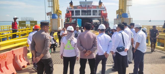 
 Perbaikan Dermaga,  Bersama Petugas Lakukan Pengecekan di Dermaga Pelabuhan
