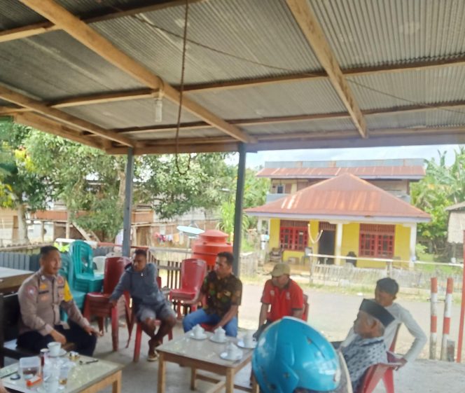 
 ‎Lakukan Sambang, Salah Satu Bentuk Kepedulian Bhabinkamtibmas Jaga Kamtibmas