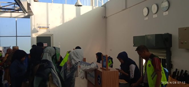 
 Polsek Awangpone Pemantauan Keberangkatan Pesawat di Bandara Arung Palakka Bone menuju Bandara Haluoleo Kendari