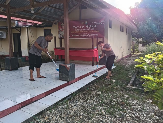 
 Anggota Piket di Polsek Awangpone Aktif Bersihkan Lingkungan Kerja  