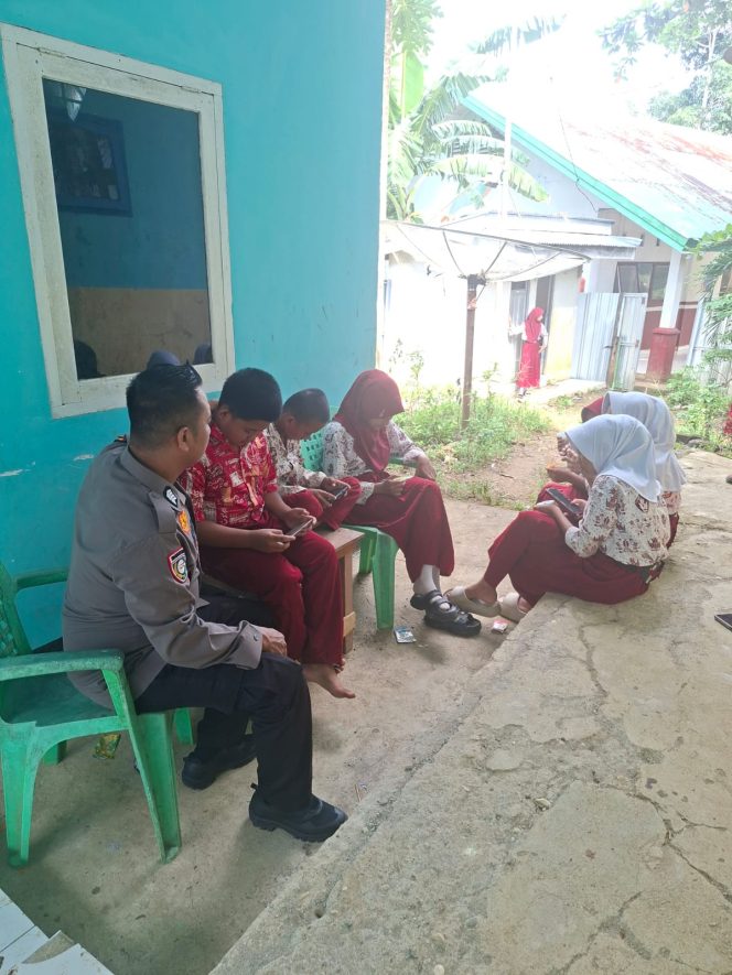 
 ‎Polisi Dekat Anak, Personel Polsek Palakka Lakukan Pendekatan Humanis Saat Patroli