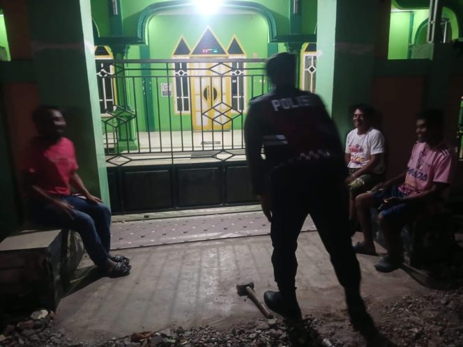 
 ‎Lakukan Patroli Malam, Kanit Samapta Polsek Cenrana Berdialog Dengan Warga Yang Dijumpai