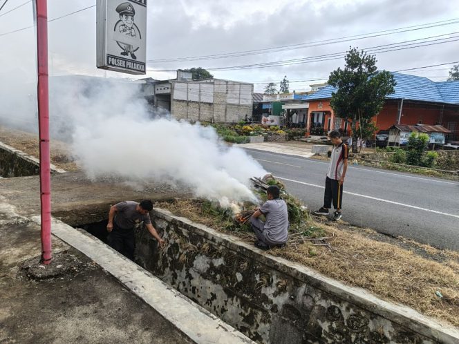 
 ‎Jaga Kebersihan Mako, Personel Polsek Palakka Gotong Royong Bersihkan Lingkungan  ‎