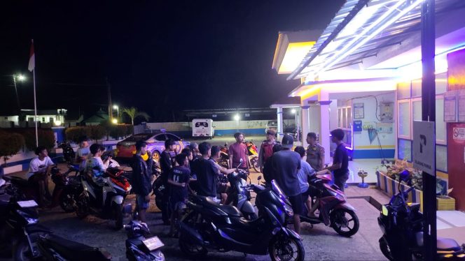 
 Aiptu Ilhamsah  Polsek Tonra ,  Berikan Pesan Kamtibmas Pada Saat Kunjugan Di Pantai Tete ,Polsek Tonra Polres Bone