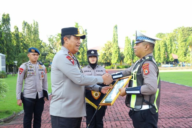 
 Kapolda Sulsel Pimpin Apel Gabungan dan Berikan Penghargaan kepada Personel Berprestasi
